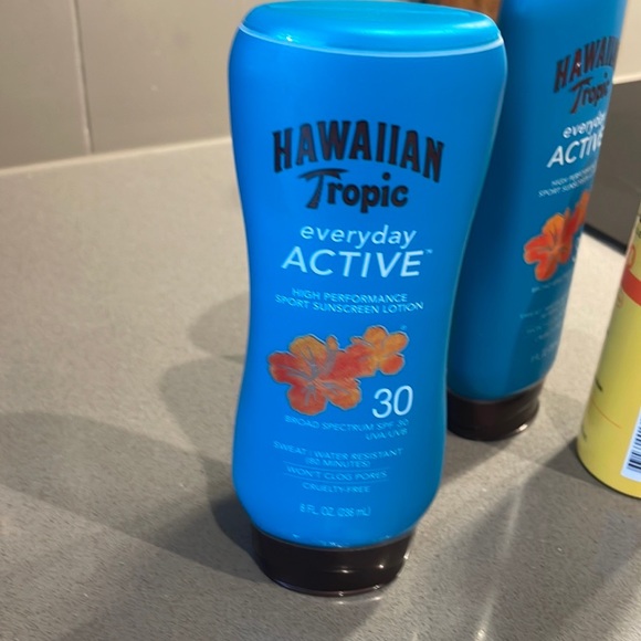 Uriage and Hawaiian sunscreen - Picture 2 of 4